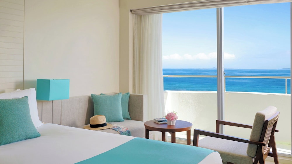 غرفة كلاسيكية بسرير كينج بإطلالة على البحر مع دخول صالة النادي في الطابق العلوي، Ana Intercontinental Manza Beach Resort 6/9