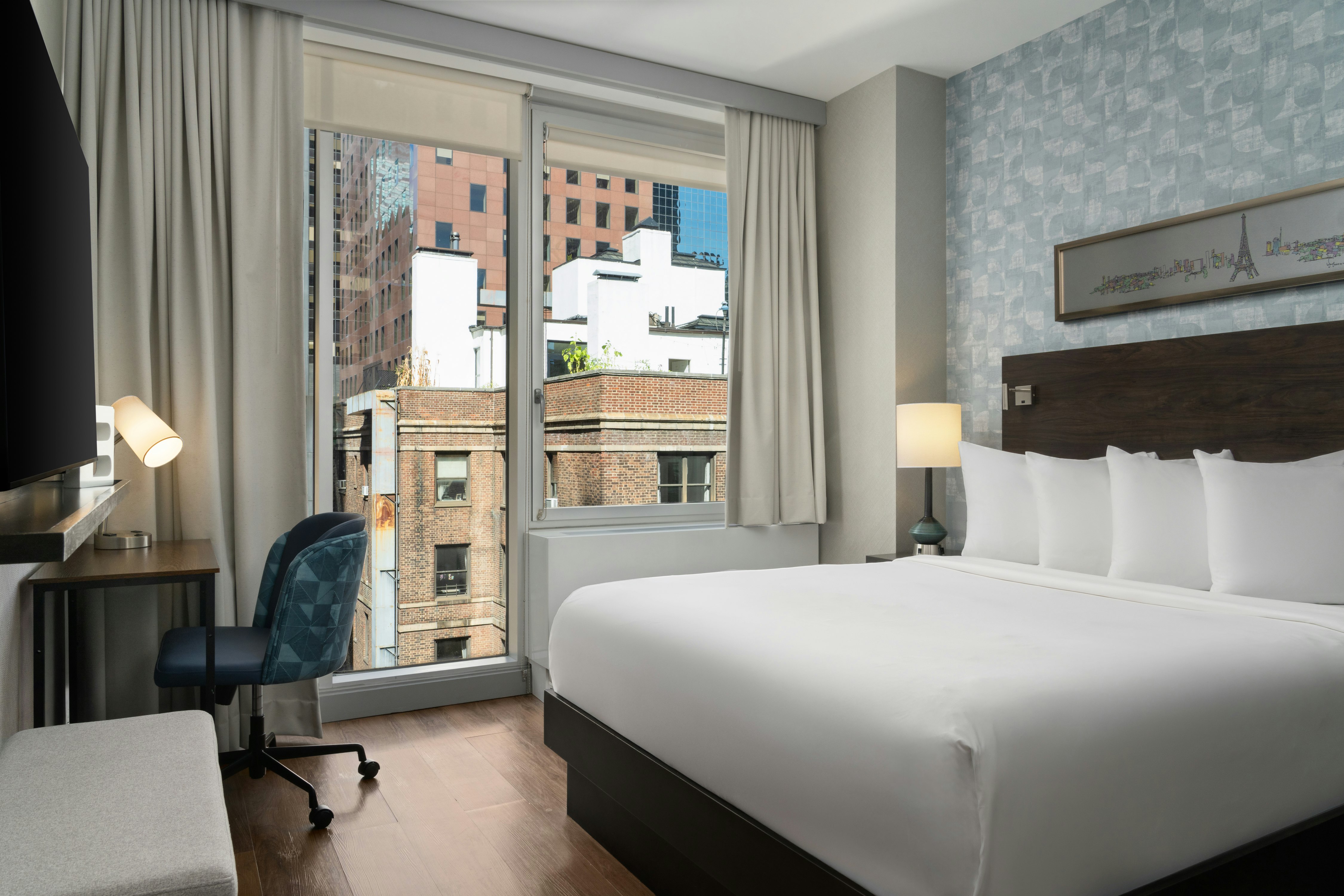ROOM, QUEEN BED