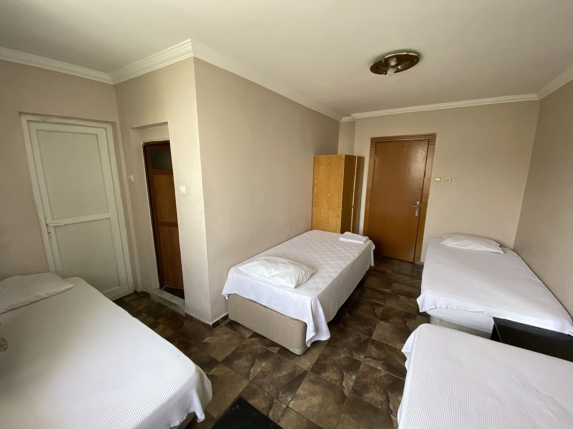 ROOM, QUADRUPLE