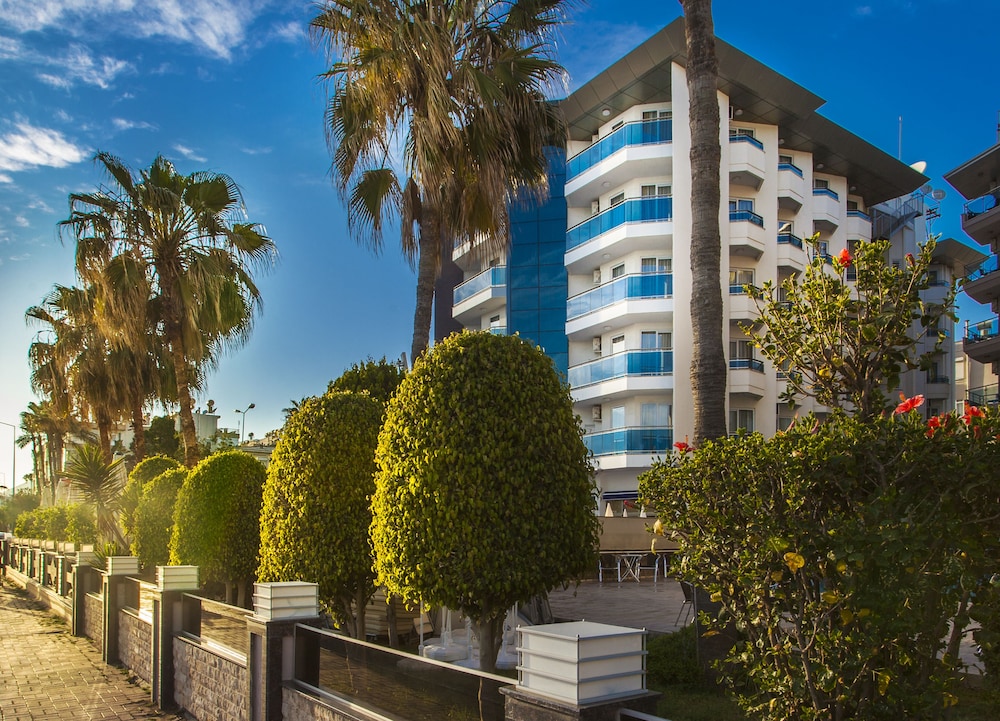 Parador Beach Hotel 40/47