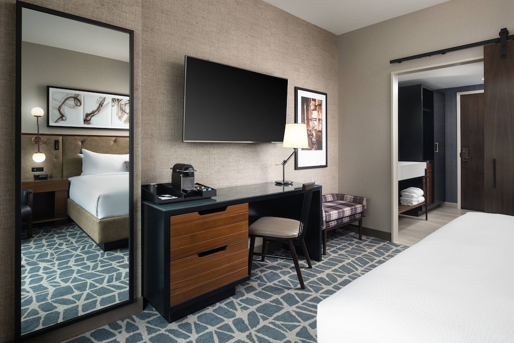 Hotel Distil Autograph Collection 23/82
