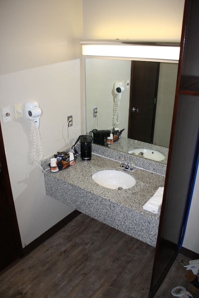 Econo Lodge Salina 38/38