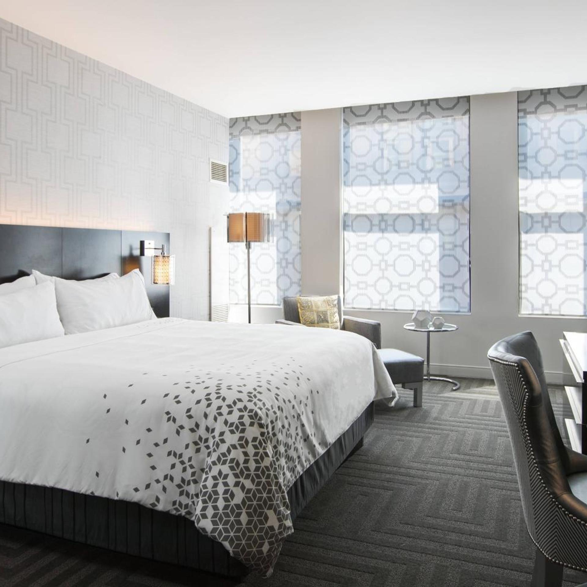 Room, King or Double Bed, Renaissance Cincinnati Downtown Hotel 2/6