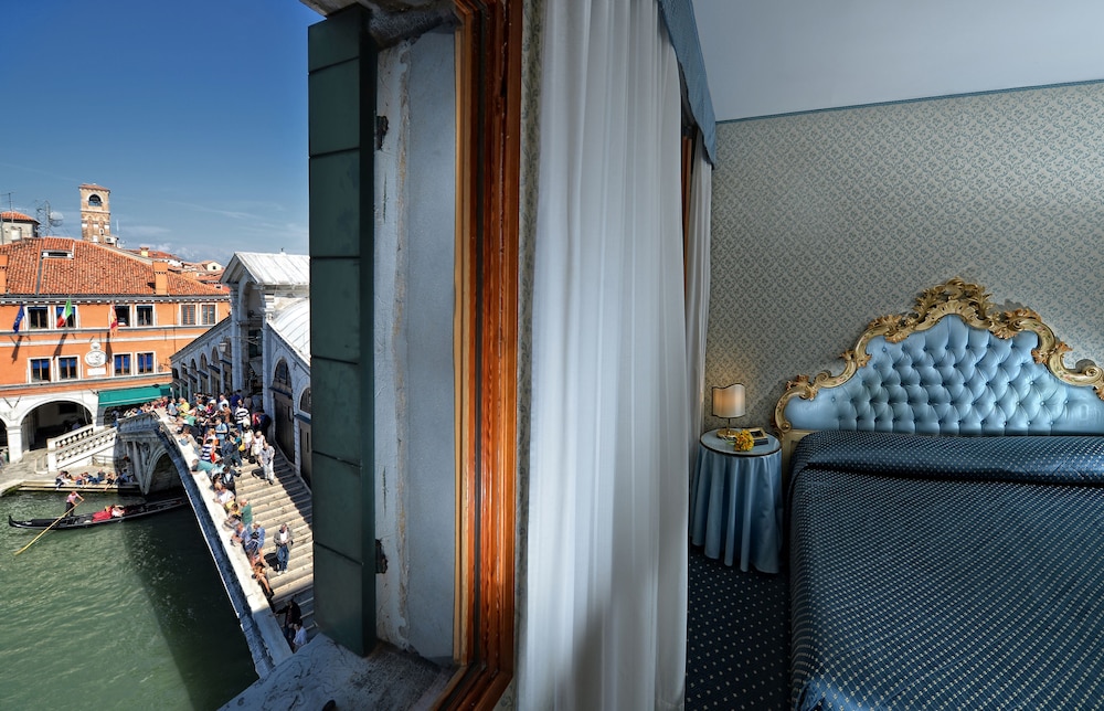 Rialto Hotel 58/66