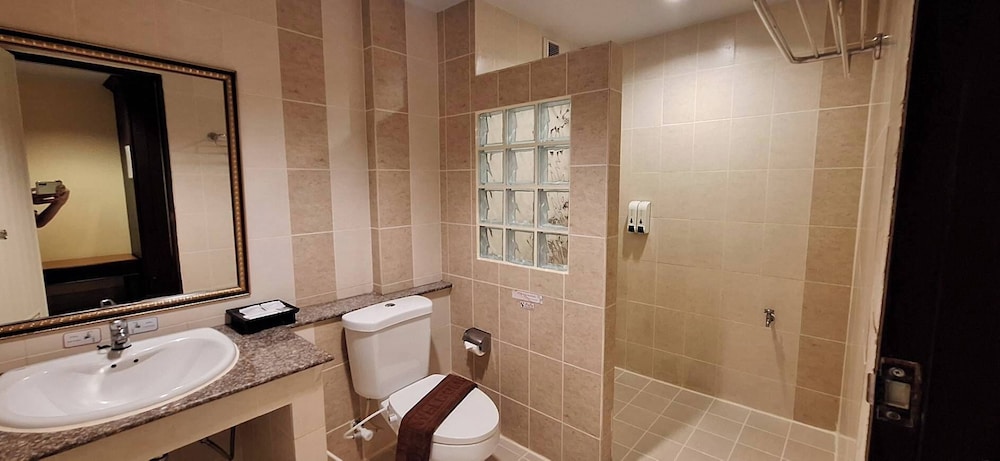 Rayong Lanna Hotel 54/56