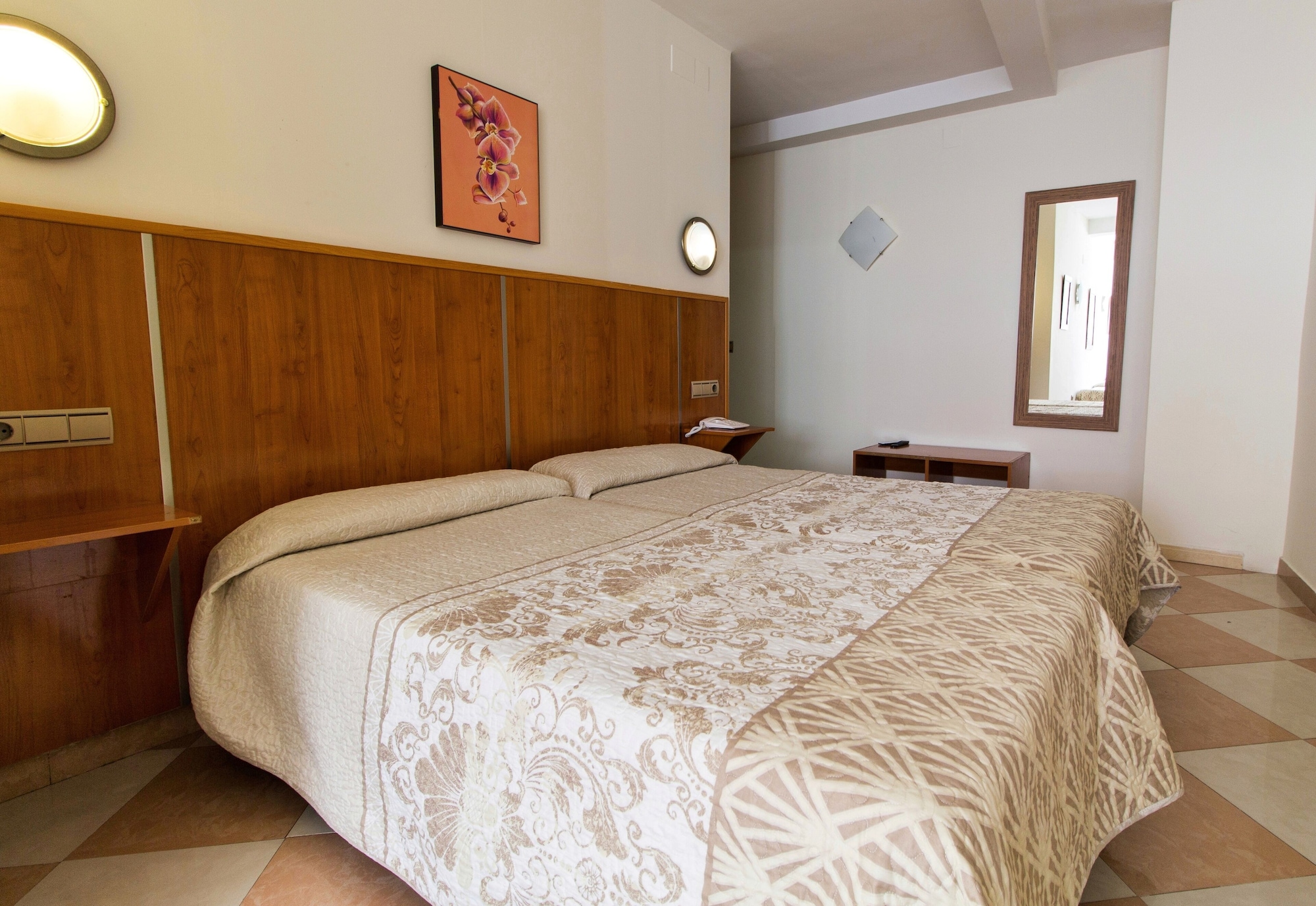 ROOM, TRIPLE