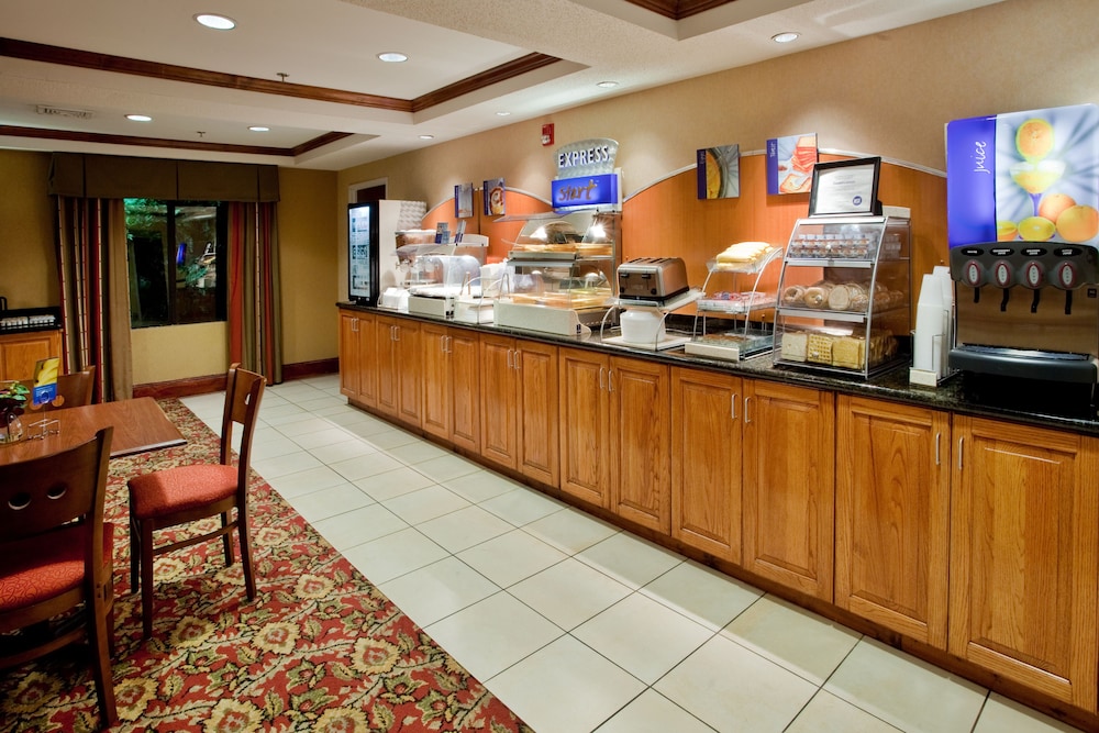 Holiday Inn Express Hotel And Suites Kinston 59/72