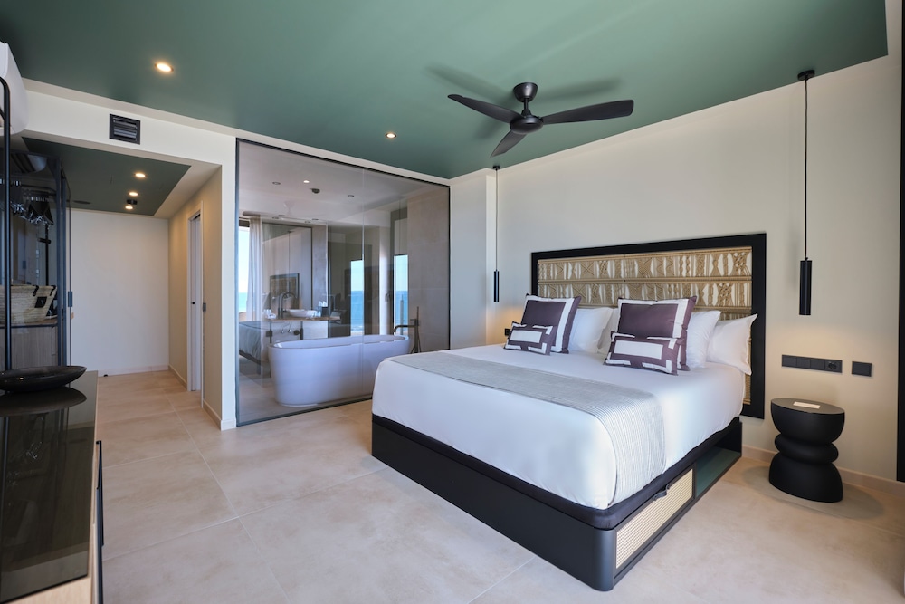 Junior Suite, King Bed, Ocean View, Balcony