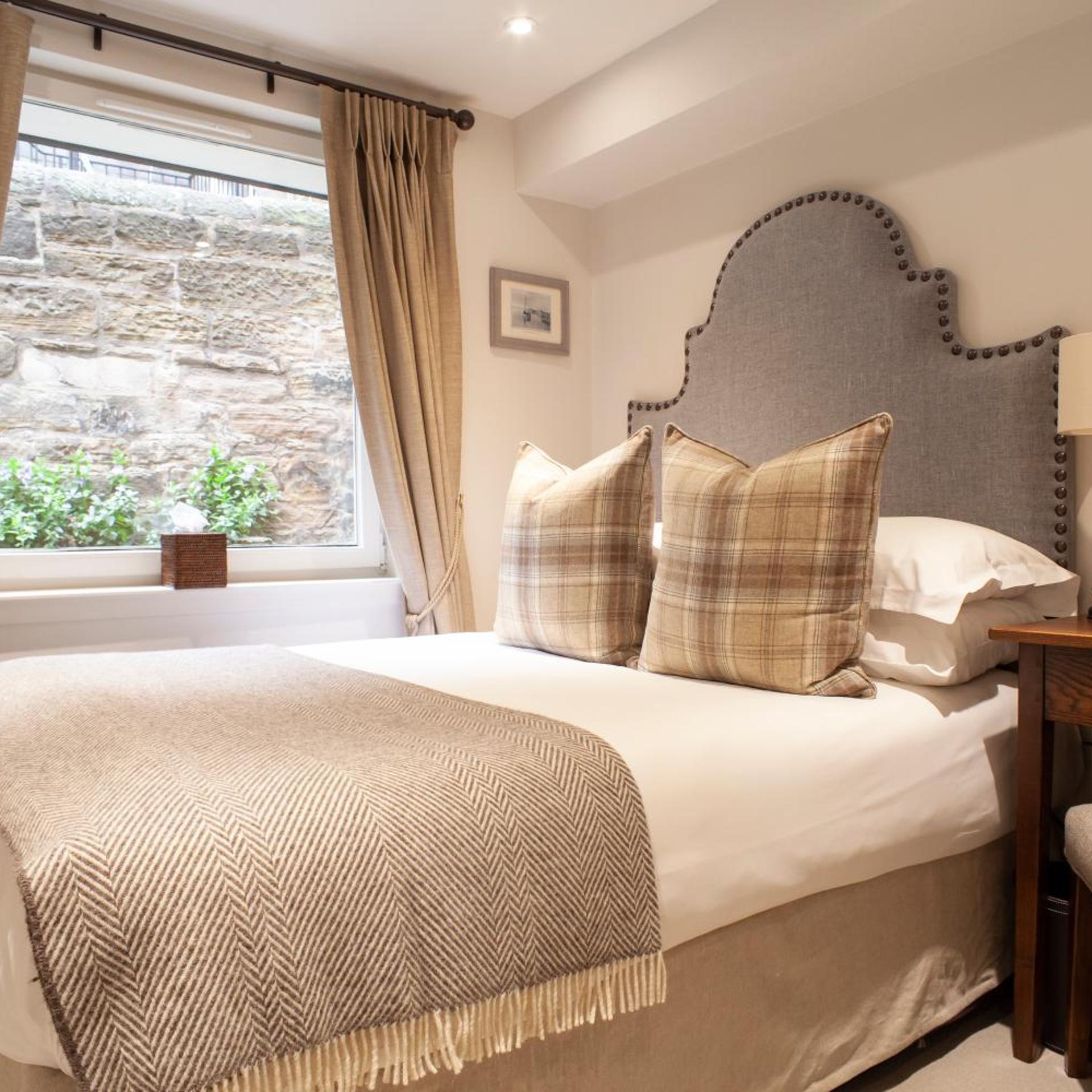 PETITE, DOUBLE BED