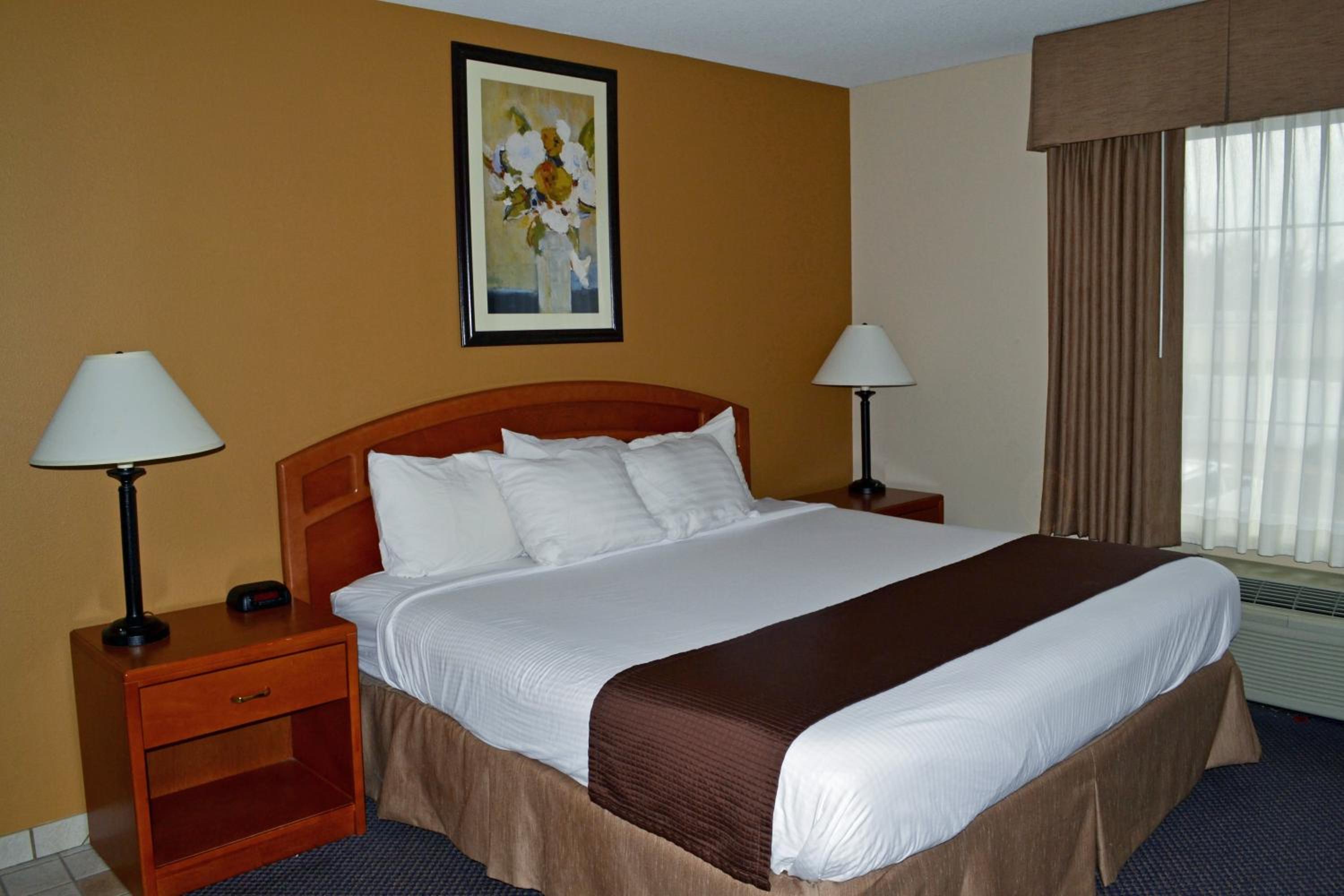Paola Inn And Suites 28/47