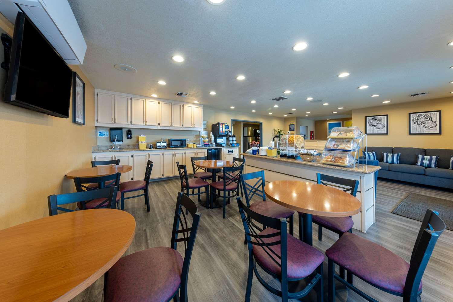 Days Inn by Wyndham Lathrop 25/37