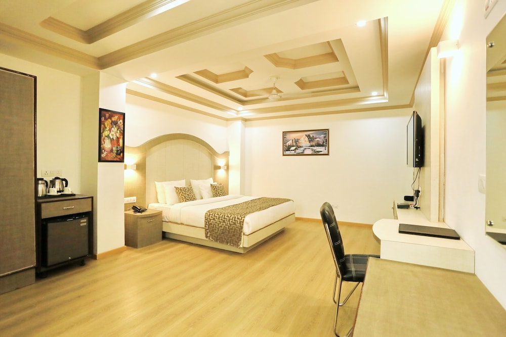 Crown Plaza Residency 17/35