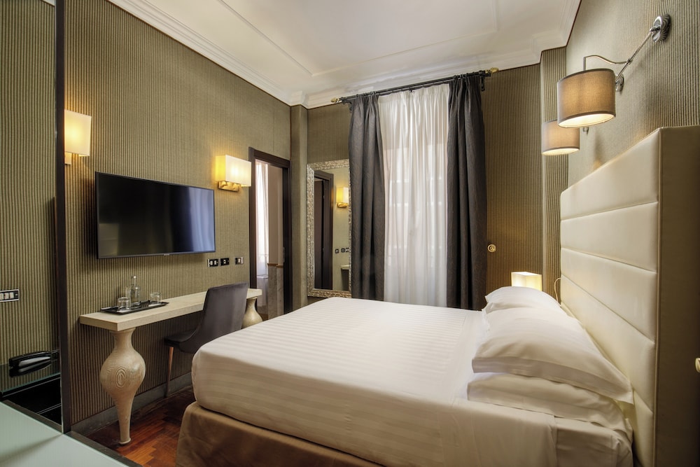 Royal Court Hotel 26/63
