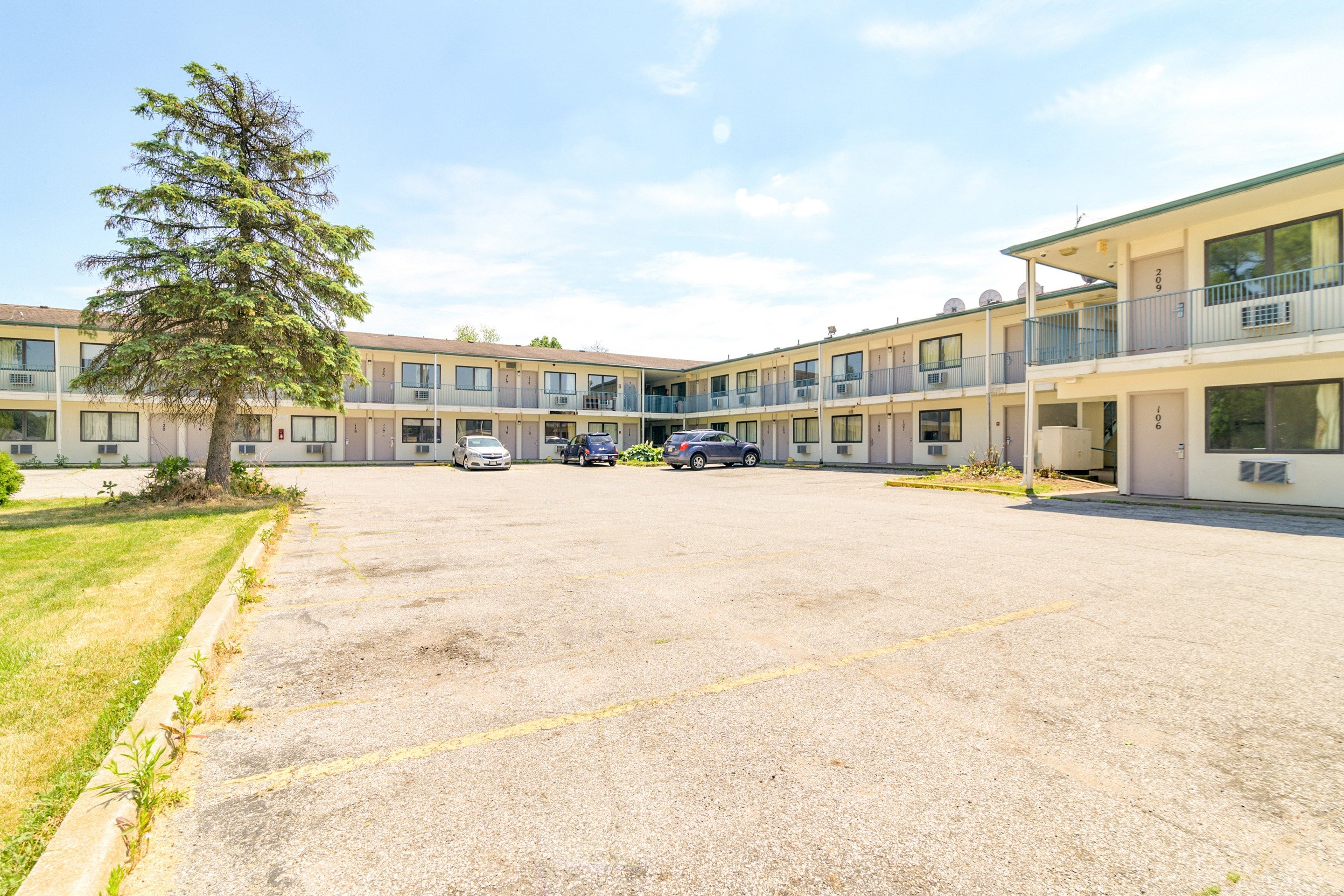 Suburban Studios South Bend Notre Dame Area 21/26