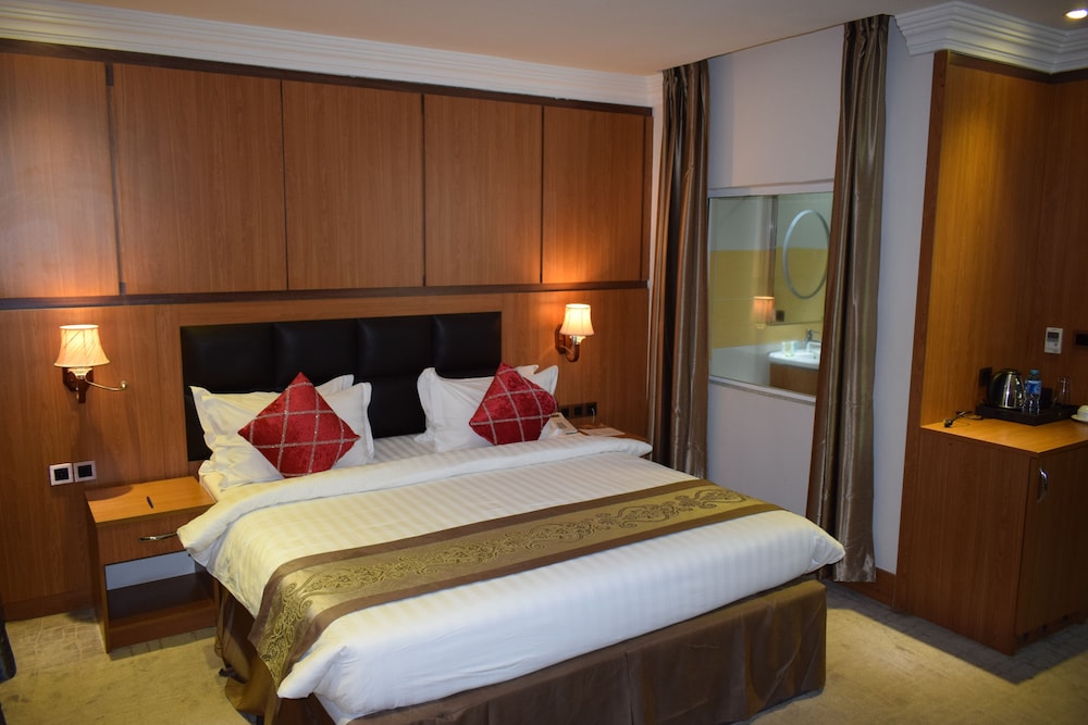 Grand Pela Hotel and Suites 5/44