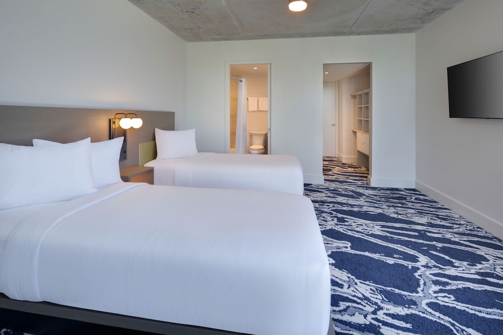 3 BEDROOMS, OCEAN FRONT, ACCESSIBLE