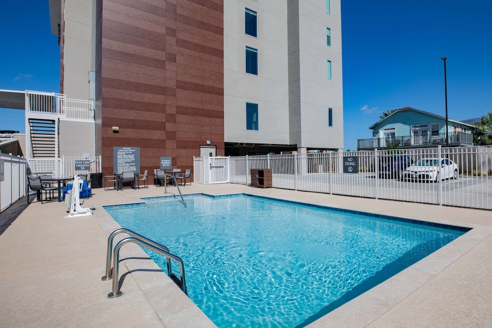 La Quinta Inn and Suites by Wyndham Galveston North at I-45 24/28