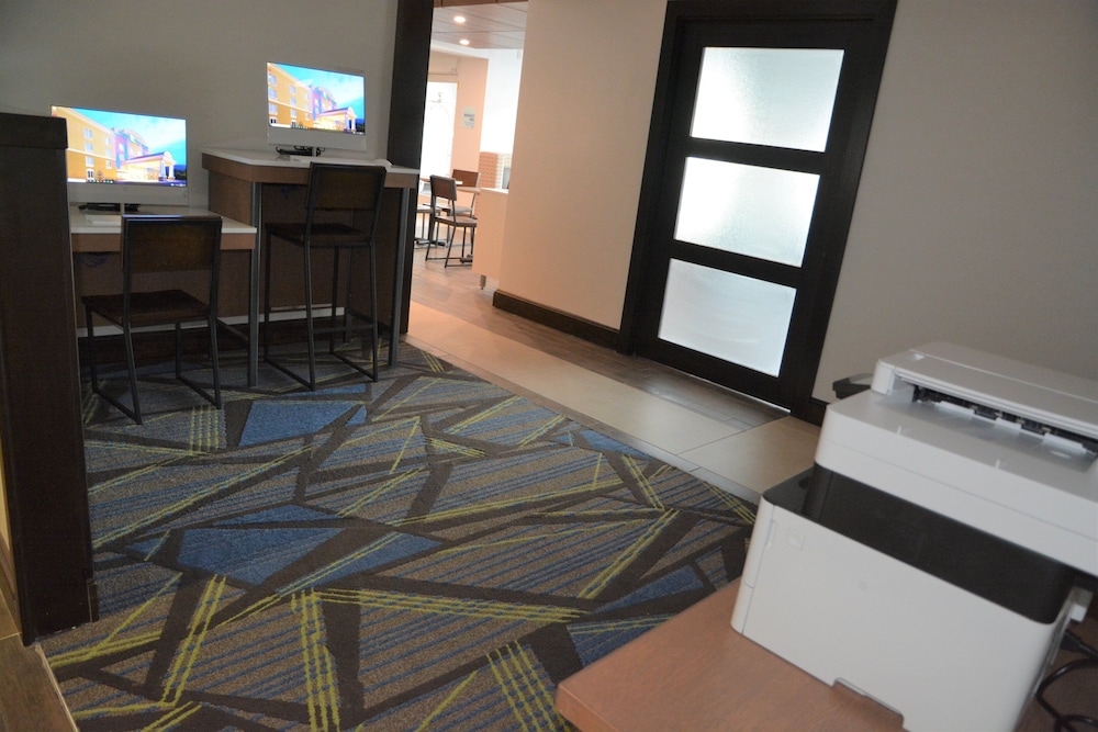 Holiday Inn Express Suites Caryville 25/57