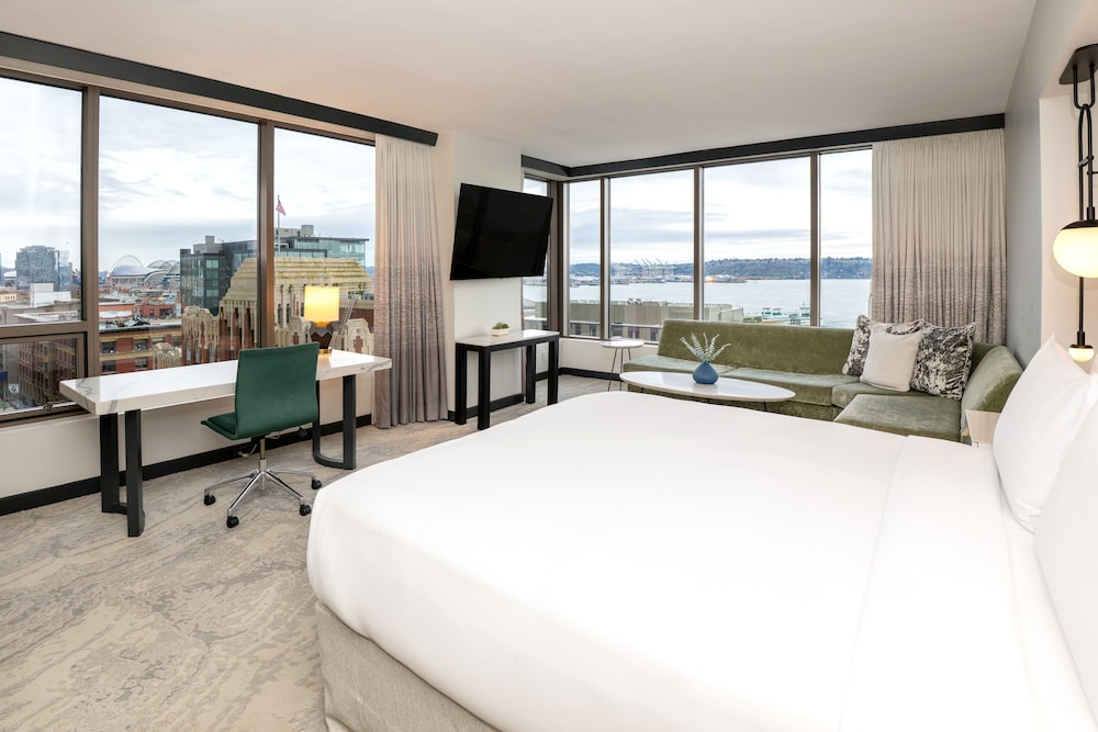 Room, King Bed, Water View, Corner