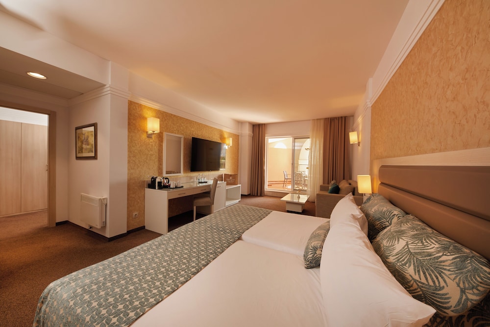 PREFERRED CLUB, SUITE, TERRACE