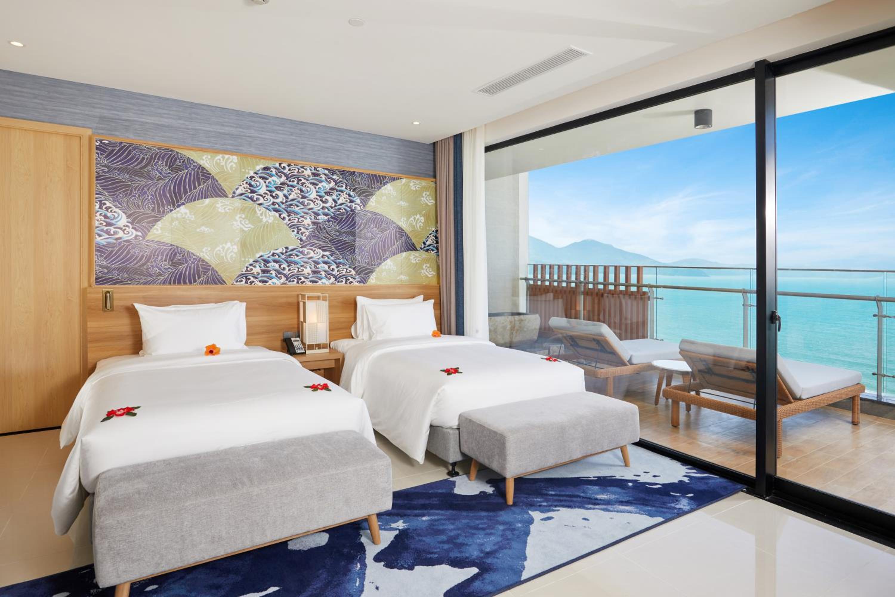 Ambassador, Suite, King and Twin Beds, Panoramic Ocean View