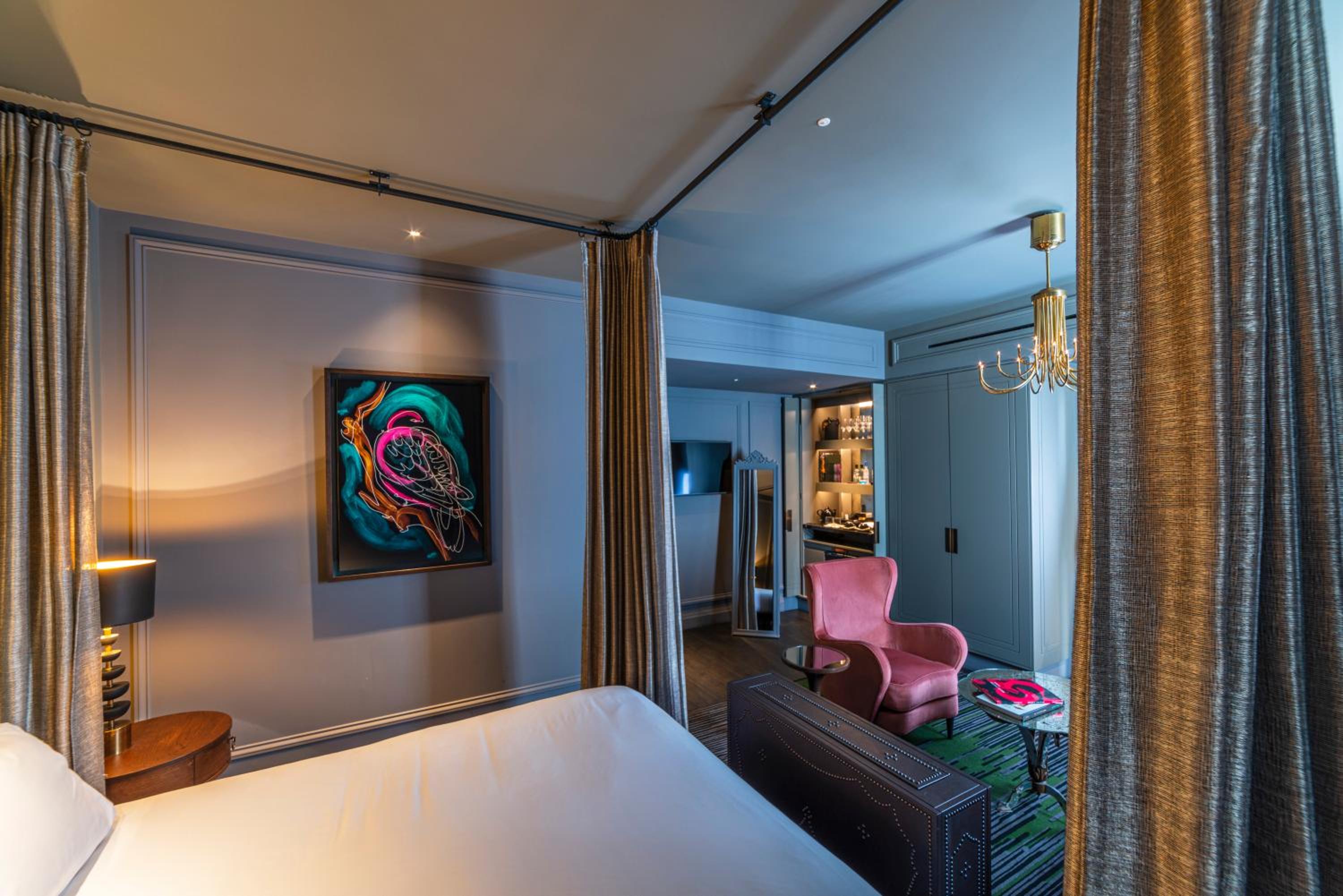 Newman, Suite, Queen Bed
