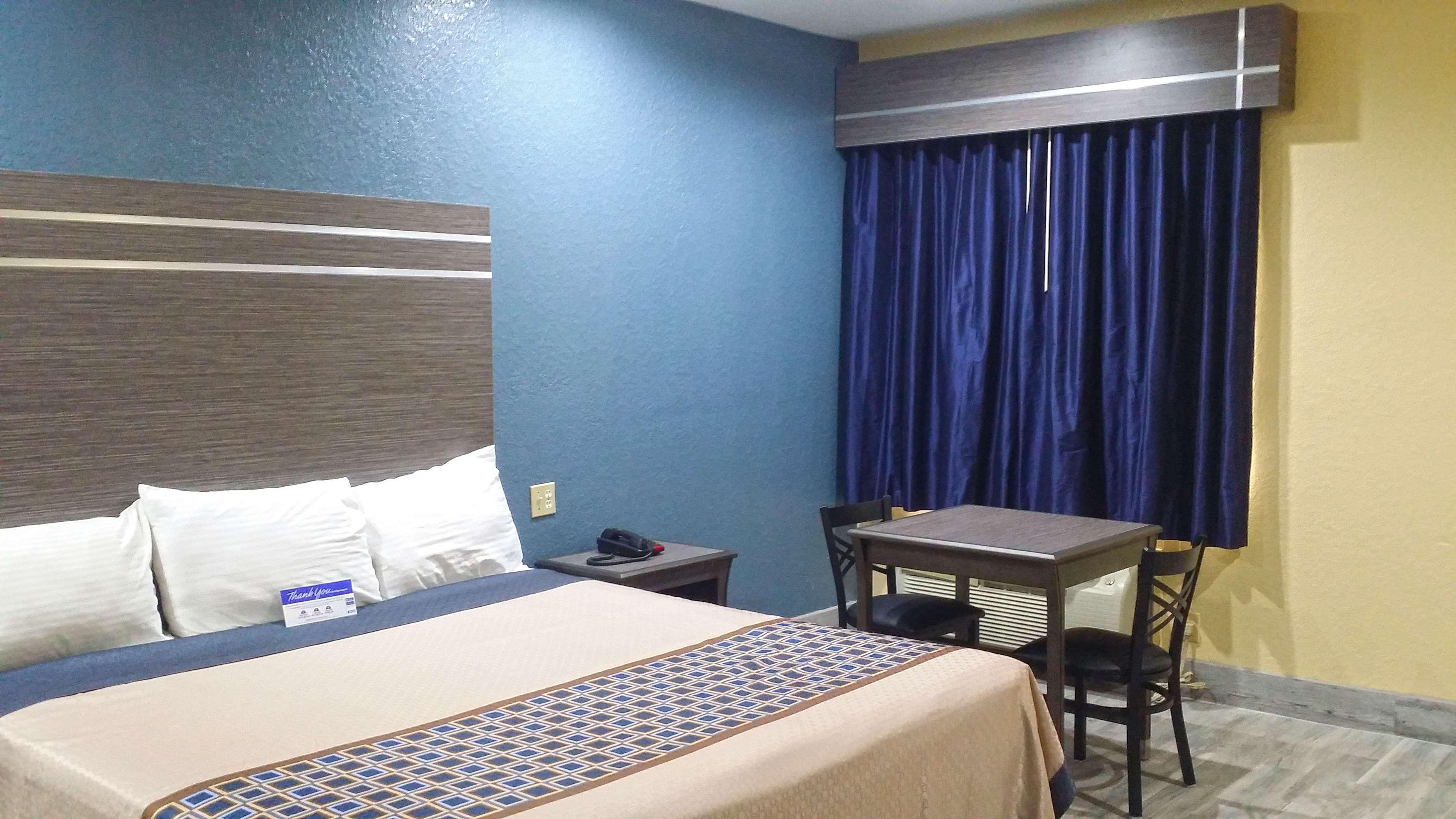 ROOM, KING BED, JETTED TUB, ACCESSIBLE