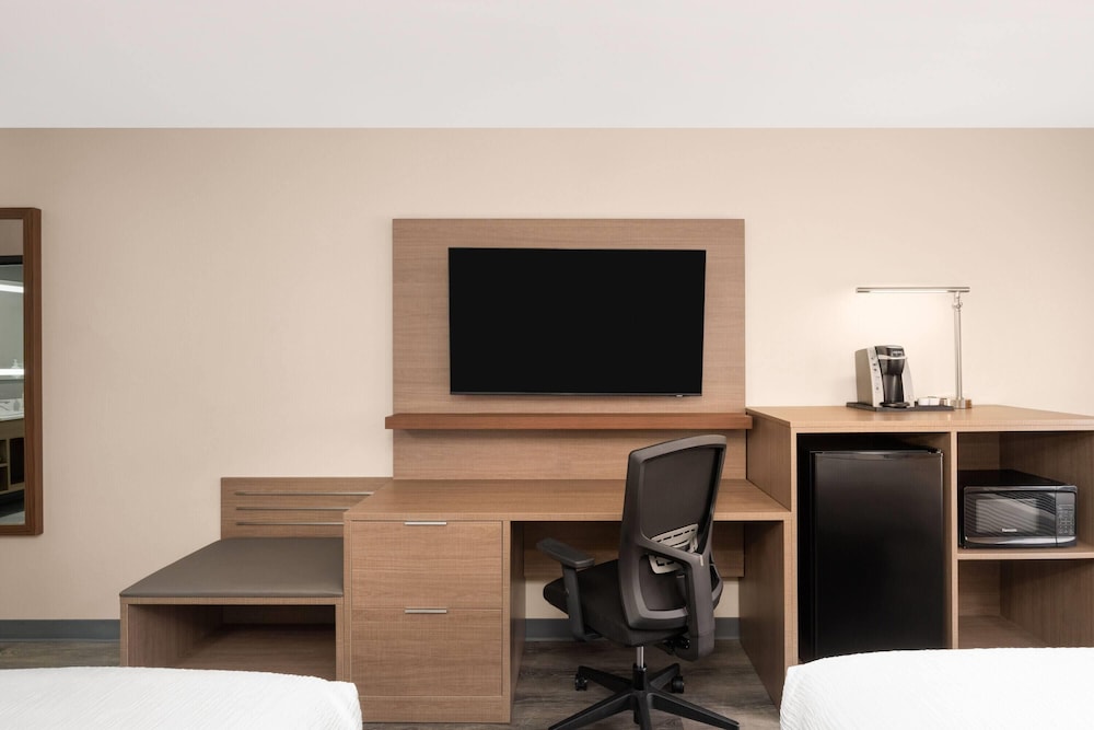 La Quinta Inn & Suites by Wyndham Bessemer 42/49