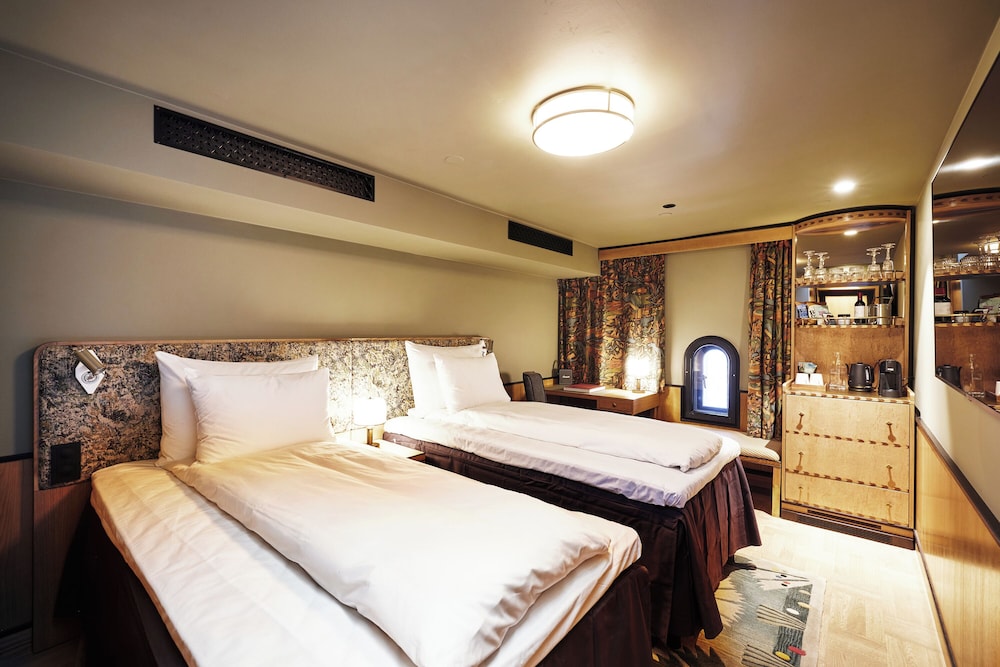 ROOM, TWIN BEDS