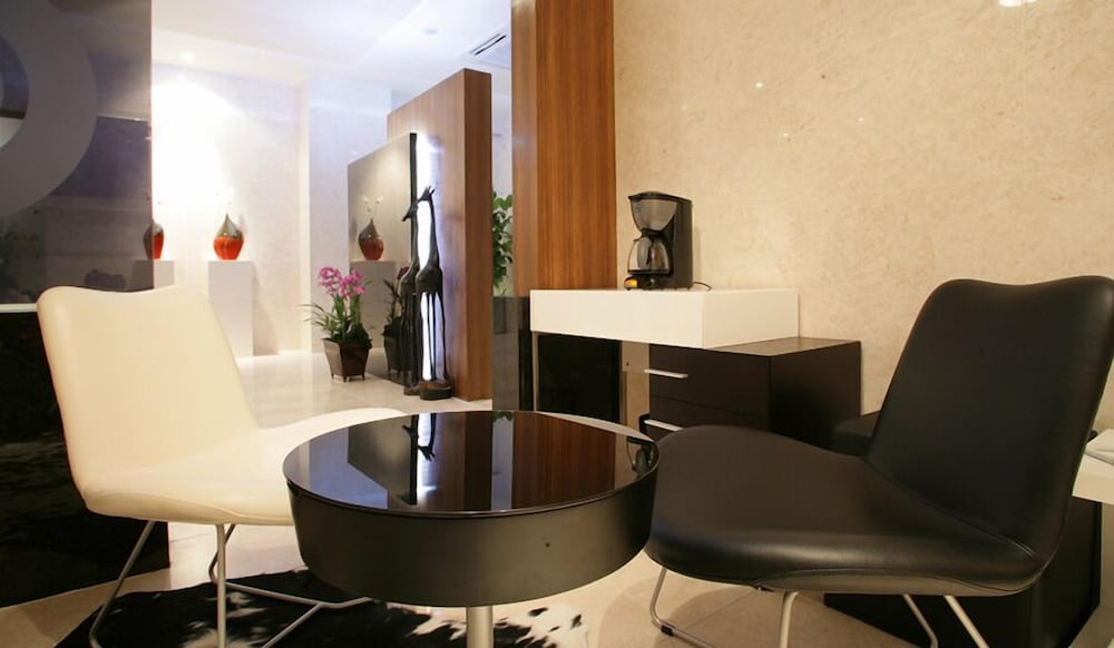 Antives Hotel 18/30
