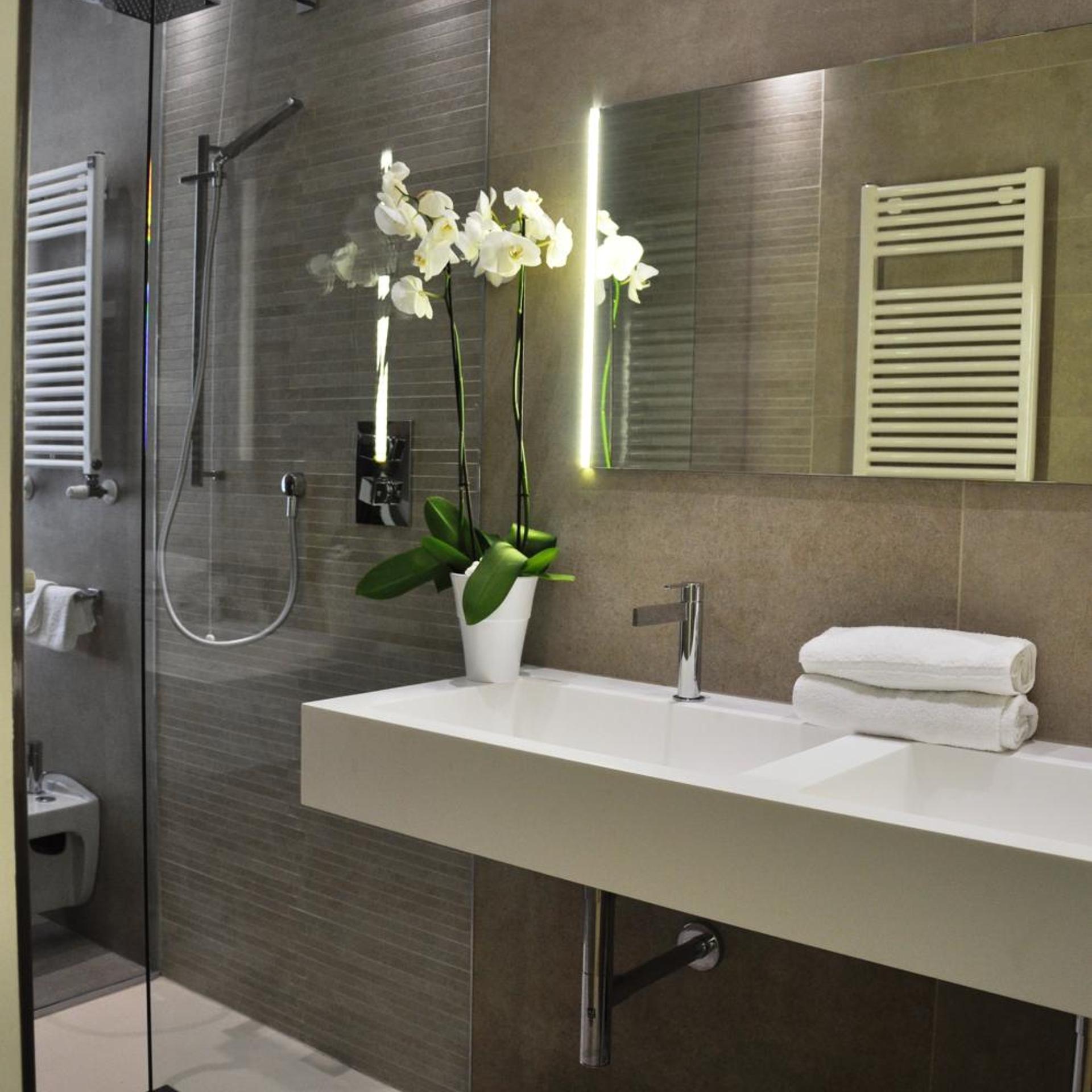 SUITE, JETTED TUB