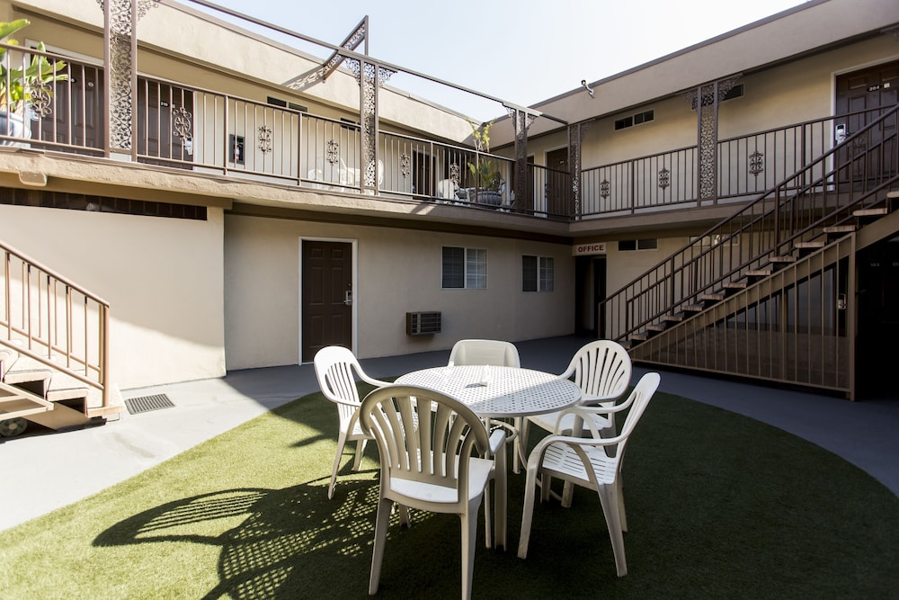 Beverly Inn 52/64