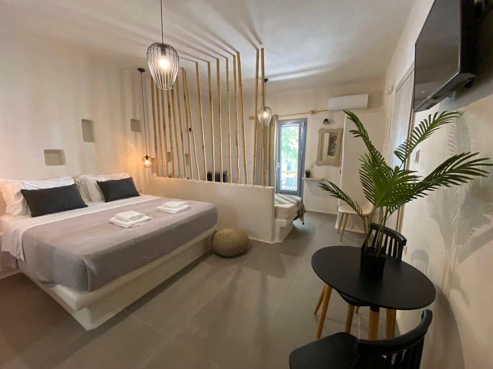 Ampelos Suites 8/30