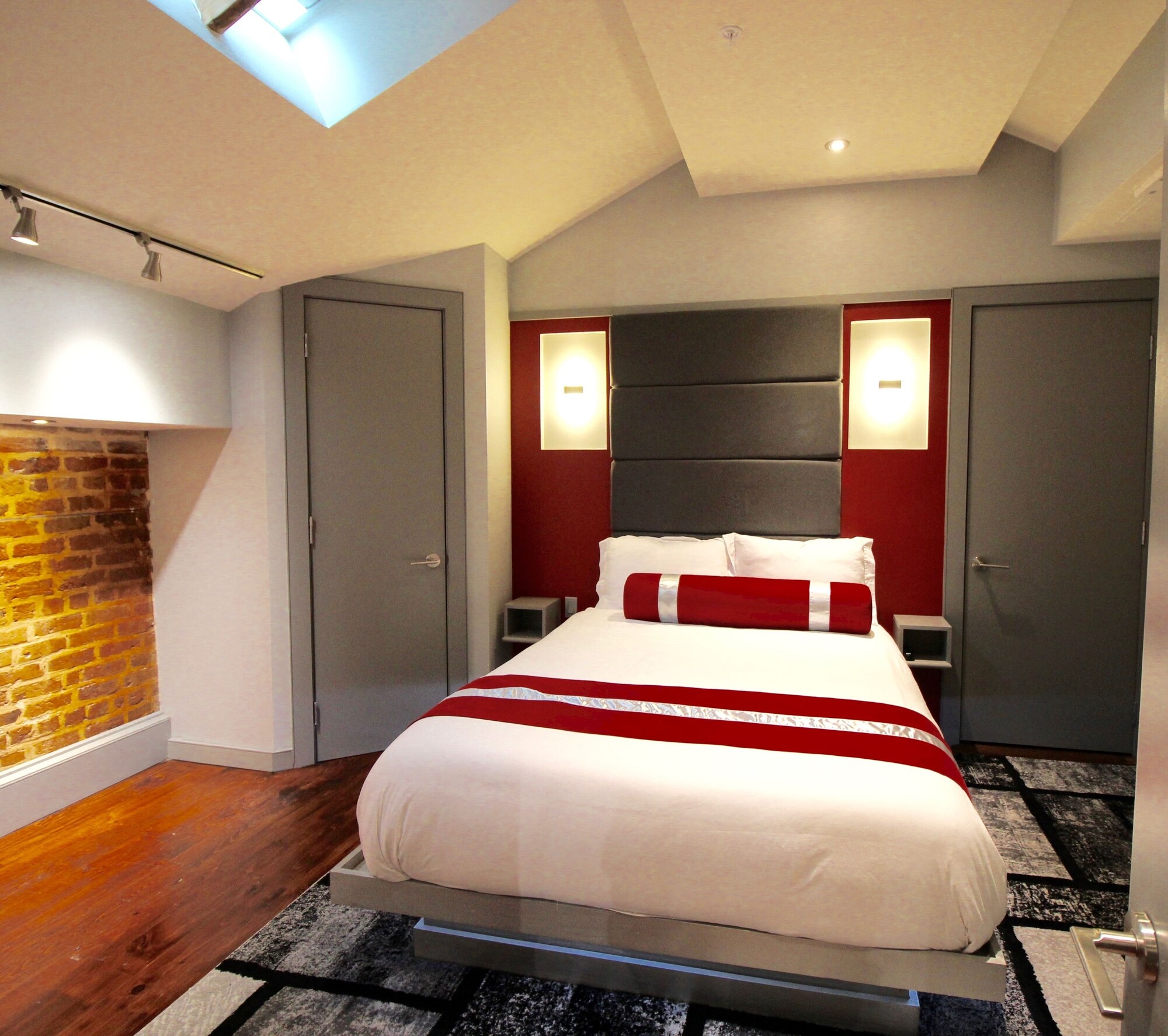4 Bedrooms, Luxury, Suite, King Bed, 3 Queen Beds, Sofa, Balcony, The Natchez Vacation Rentals 2/10