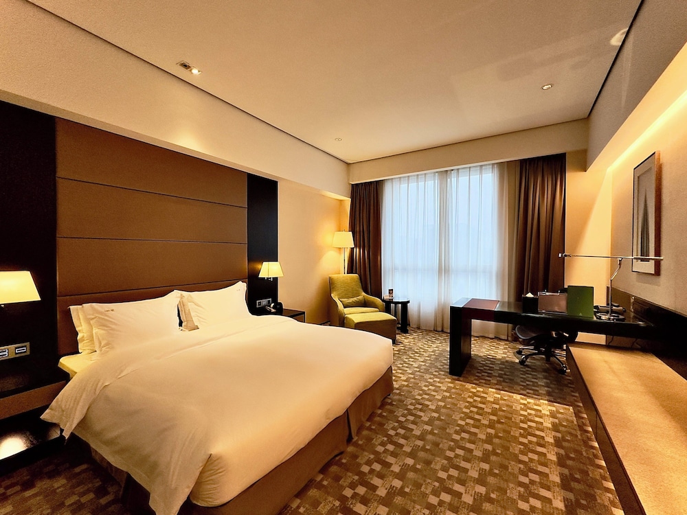 غرفة بريميوم بسرير كينج مع دخول صالة النادي في طابق مرتفع للمدخنين، Holiday Inn Nantong Oasis International 3/7
