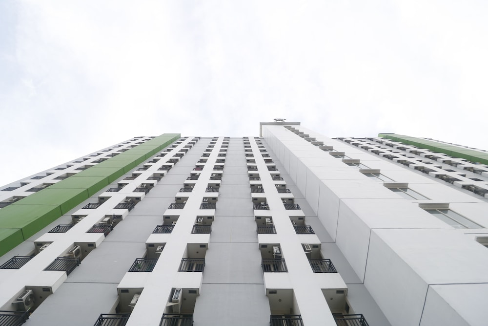 RedDoorz Apartment @ Green Lake View Ciputat 2/18