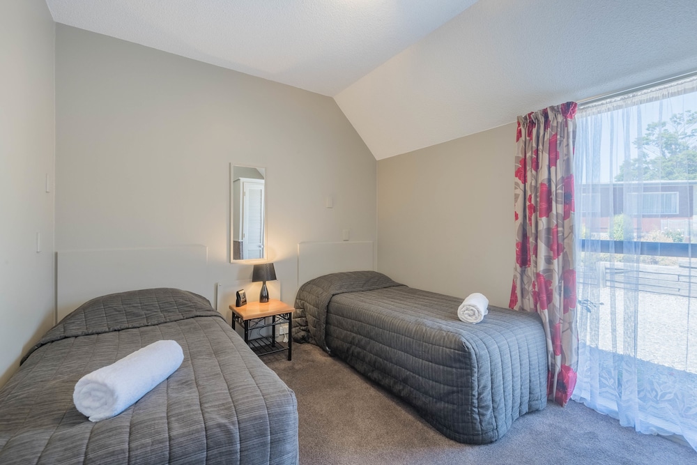 Manuka Crescent Motel 11/63