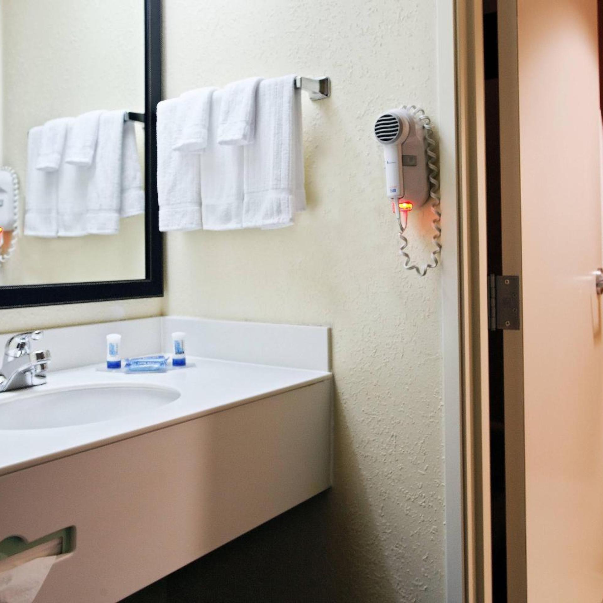 غرفة بسرير كينج بحوض استحمام لذوي الإعاقة، Fairfield Inn Suites Charlotte Arrowood 4/5