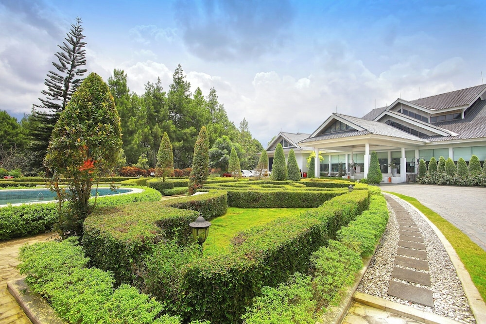 Lido Lake Resort by MNC Hotel 58/63