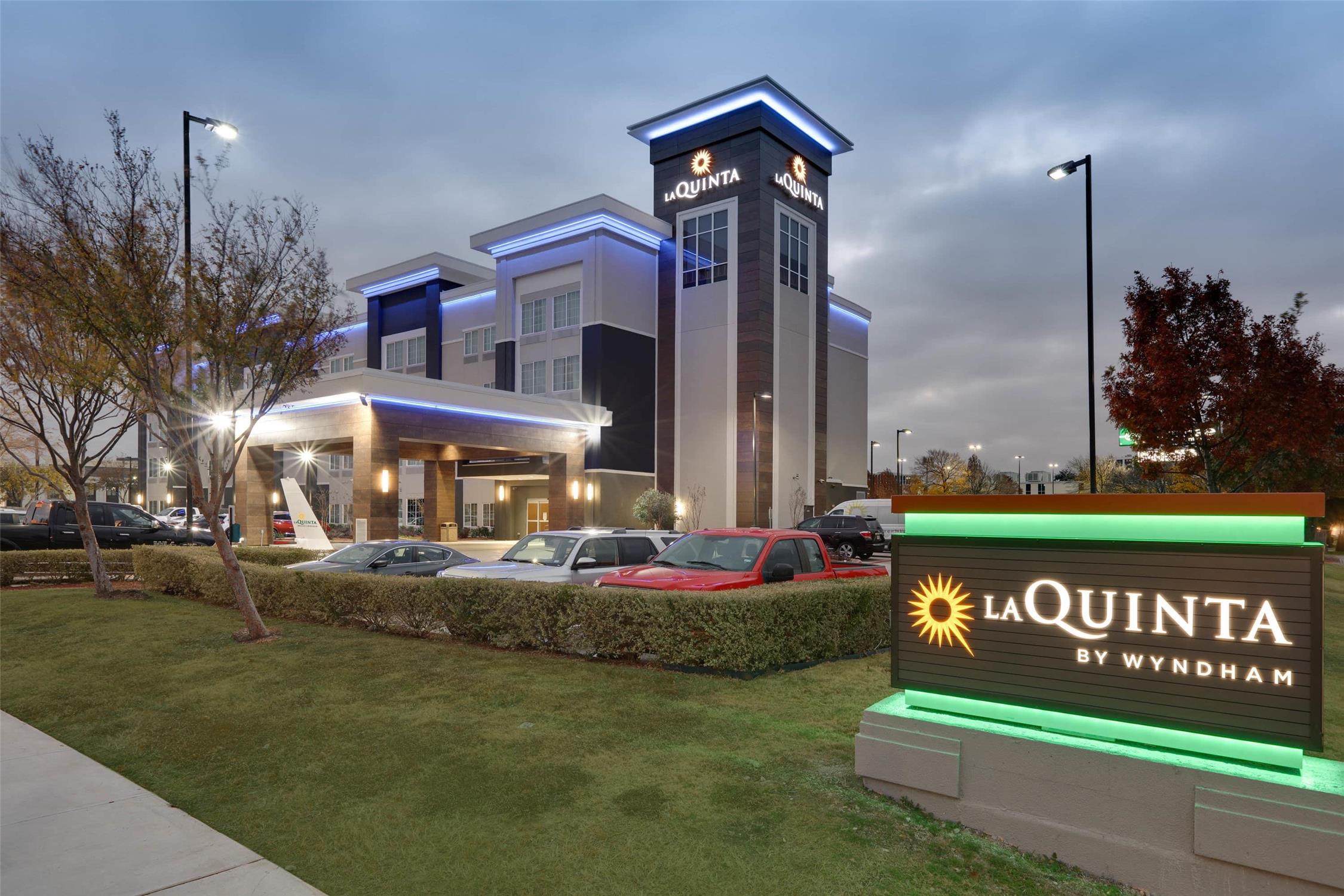 La Quinta Inn & Suites by Wyndham Dallas Love Field 3/22