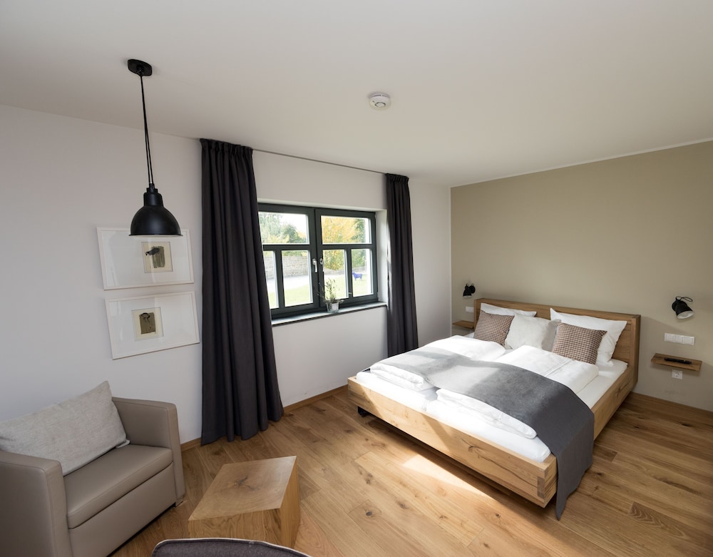 Room, Single, Queen Bed