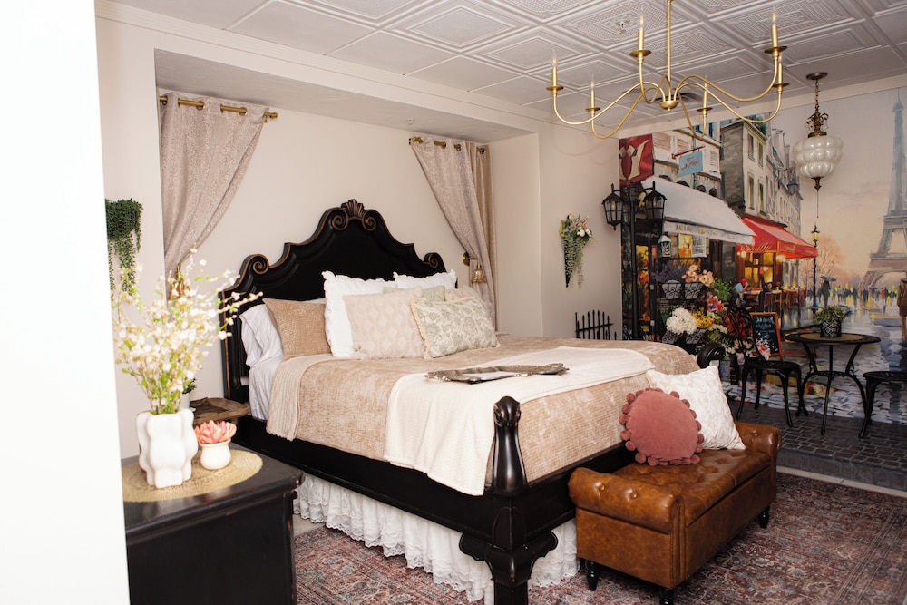 Paris, King Bed، 5th East Hall Bed Breakfast 3/7