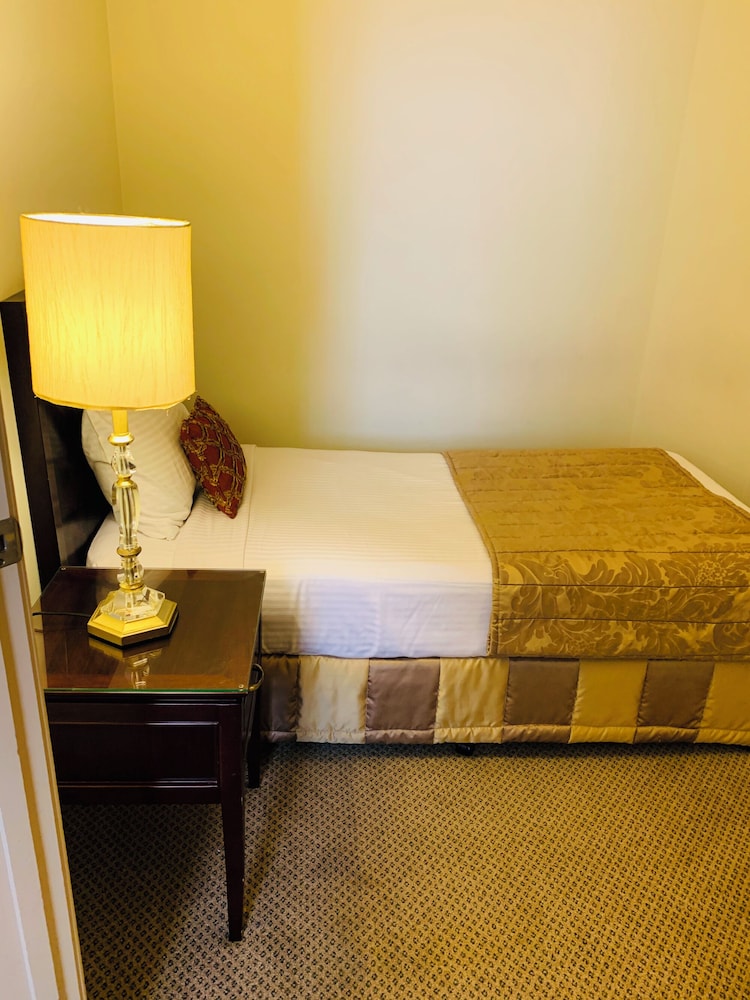 Royal Albert Hotel 47/75