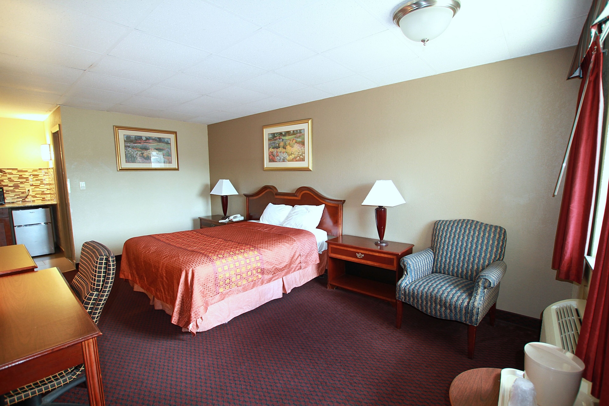 Efficiency, Superior, Queen Bed، Travel Inn and Suites Flemington 3/8