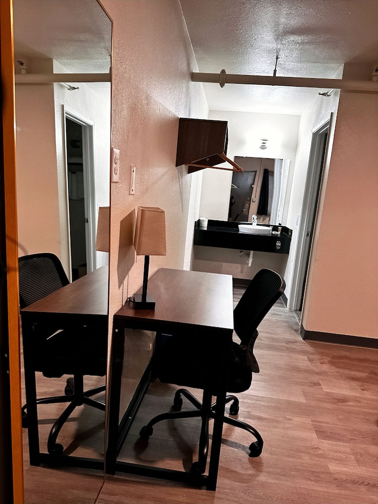 Studio City Suites, a Travelodge by Wyndham 33/37