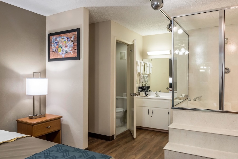 Econo Lodge Live Oak, FL 27/35