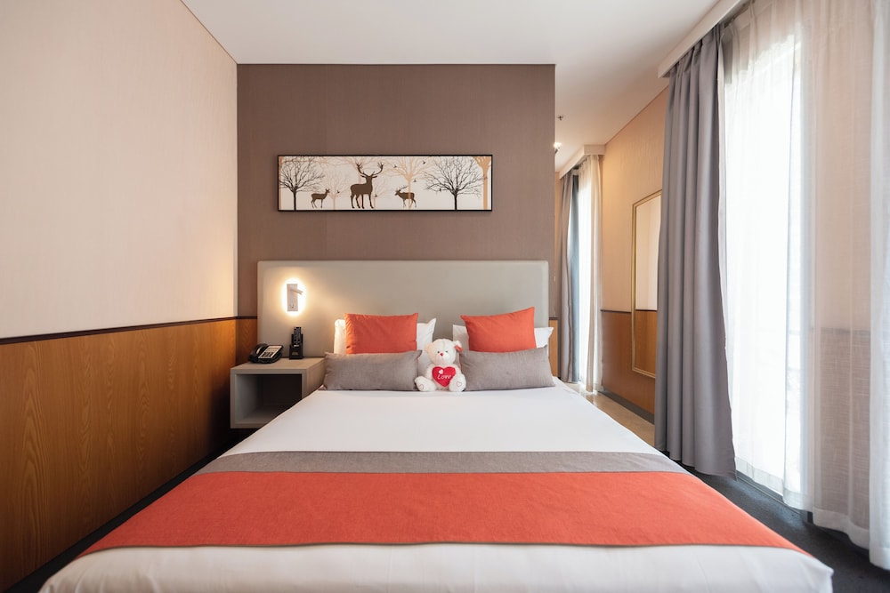 Signature, Queen Bed, Balcony