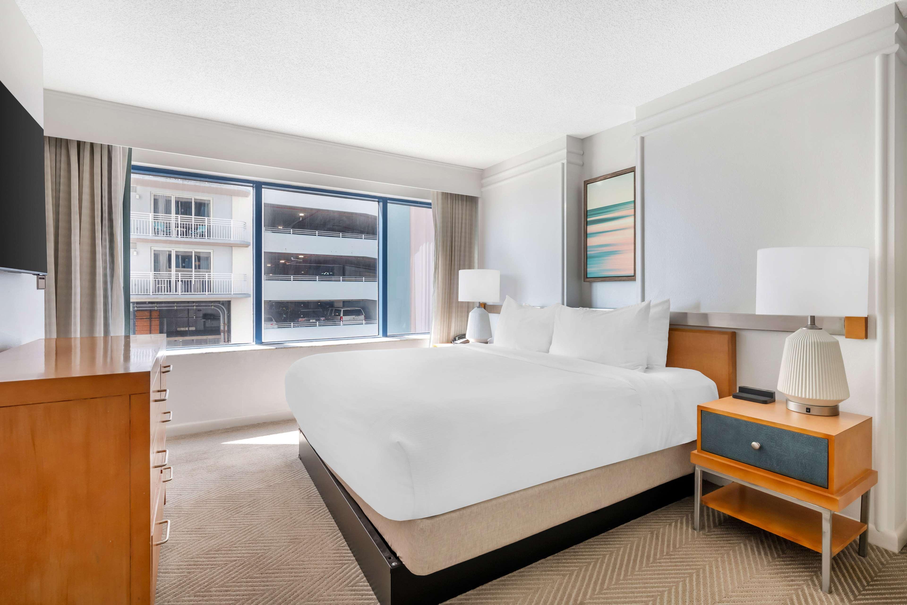 1 BEDROOM, SUITE, KING BED, PARTIAL OCEAN VIEW, ACCESSIBLE