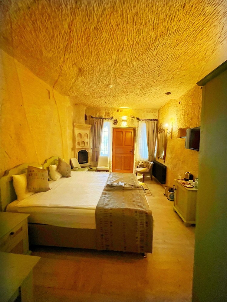 Acropolis Cave Suites 15/50