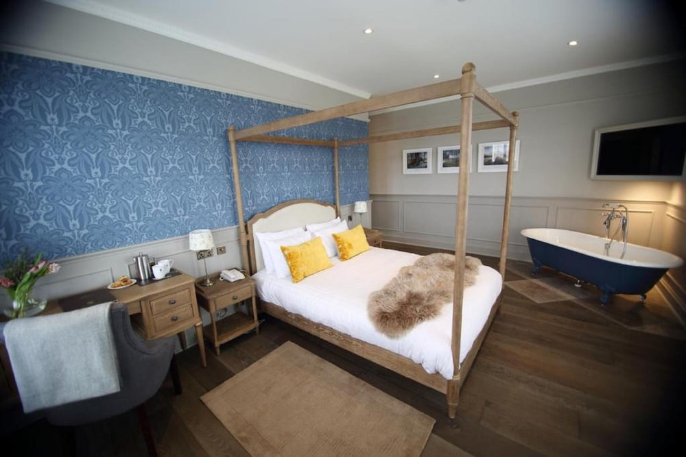 Hatton Court Hotel 34/48